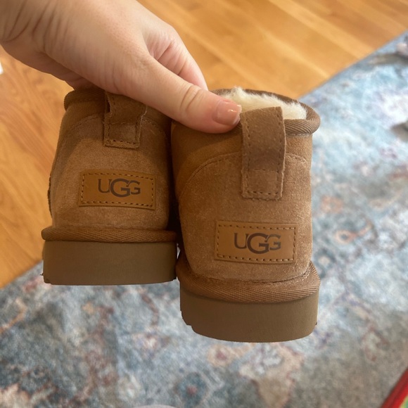 BRAND NEW low boot UGGs never worn size 8 does not come with box. - Picture 4 of 5